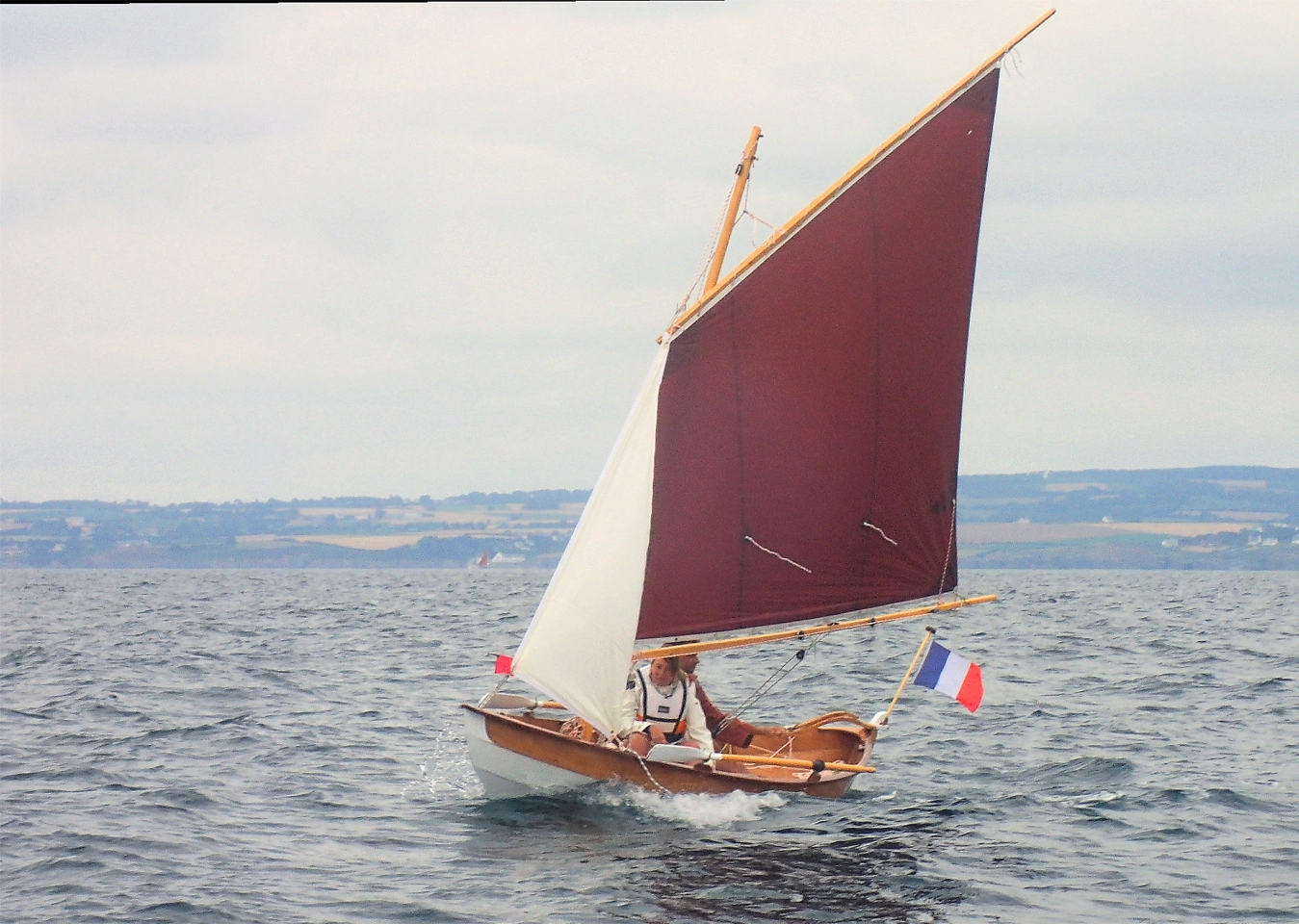 Le curieux petit foc du Skerry "Méaban" lui donne un peu de vitesse et de cap en plus et surtout l'aide à virer, selon Jérôme, qui l'a coupé et cousu lui-même.