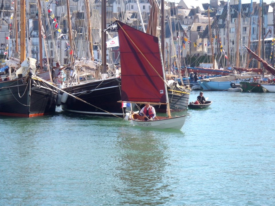 Et nous retrouvons dans le port du Rosmeur à Douarnenez. Je regrette bien de ne pas être dans la photo car j'étais inscrit avec Gandalf pour aller à DZ, mais j'étais trop crevé après le marathon que fut la construction des deux Skerry pendant les "Tonnerres", et ma famille me réclamait (pendant que ça dure...) 