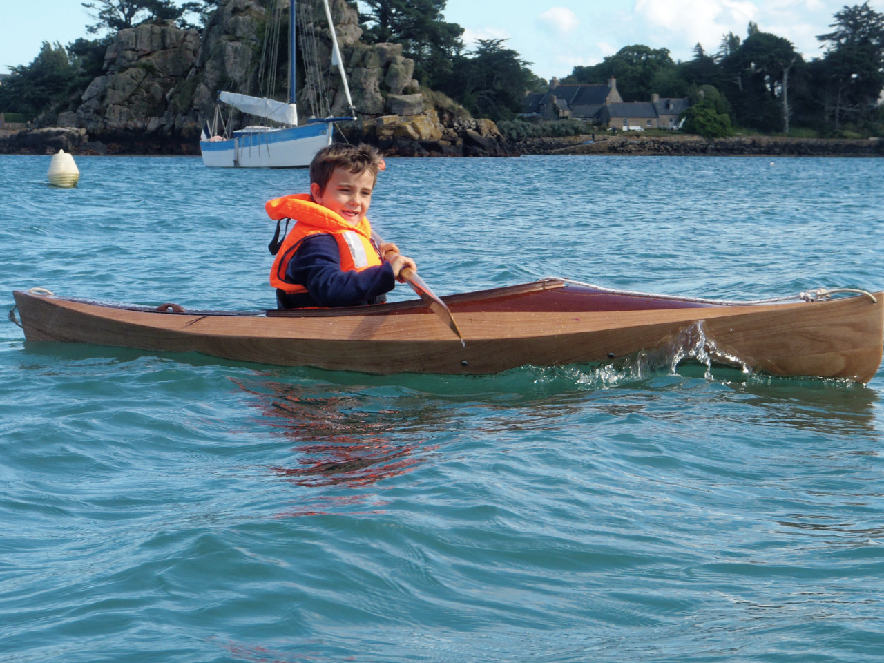 Le bonheur d'avoir enfin un bateau à ma taille ! Et en plus, il va vite facilement, il est (très) stable et il est beau ! 