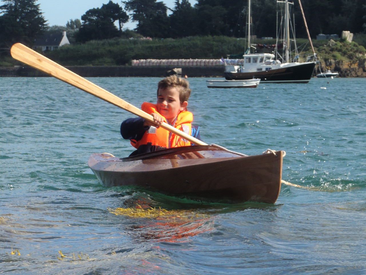 Adam teste aussi la pagaie groenlandaise, qui s'avère bien plus facile pour un enfant qu'une pagaie standard, car elle est nettement plus légère et sa moindre surface modère l'effort dans l'eau et la prise au vent. Par contre, l'absence de pare-gouttes est un défaut à résoudre. 