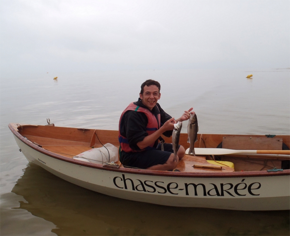 Didier, skipper du Skerry "Chasse-Mar&eacute;e", que l'on voit ici (Chasse-Mar&eacute;e, pas Didier) nous envoie cette image qui montre que son Skerry sait vraiement tout faire : on p&ecirc;che m&ecirc;me le bar &agrave; la tra&icirc;ne &agrave; l'aviron en Skerry ! 