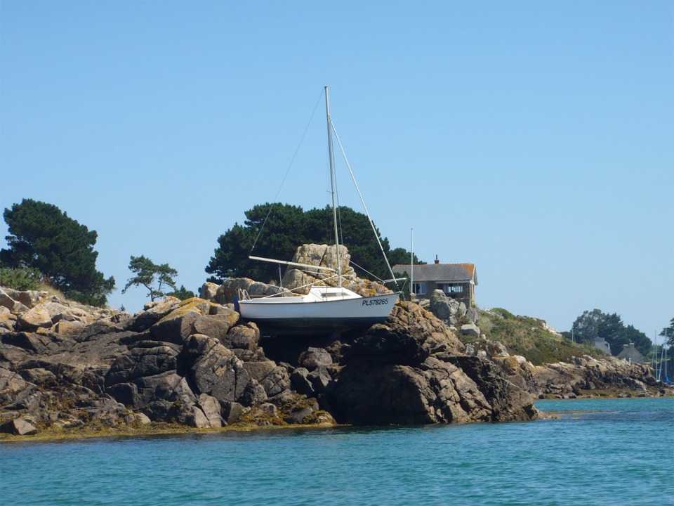 Ce "p&ecirc;che-promenade" a largu&eacute; son mouillage &agrave; la pleine mer de la plus grande mar&eacute;e de ce d&eacute;but d'ao&ucirc;t, et il va donc rester pr&egrave;s de deux semaines perch&eacute; sur son caillou &agrave; regarder passer les bateaux plus s&eacute;rieusement amarr&eacute;s... 