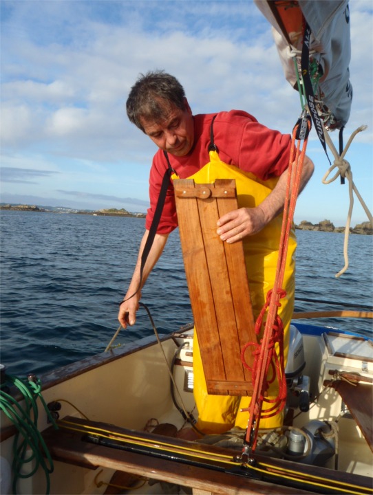 Gilles enlève le banc tribord, simplement clipsé en place, afin d'avoir un meilleur accès par dessus l'hiloire. 