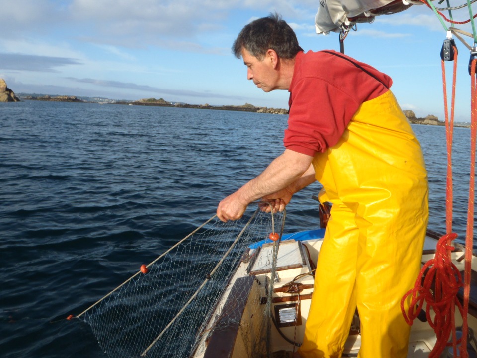 La stabilité du Monotype de Bréhat, avec son ballast liquide de 100 litres, permet de se tenir debout sans crainte. 