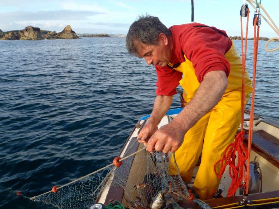 Le cockpit autovideur se débarrasse tout seul de l'eau qui vient à bord en même temps que le filet. 