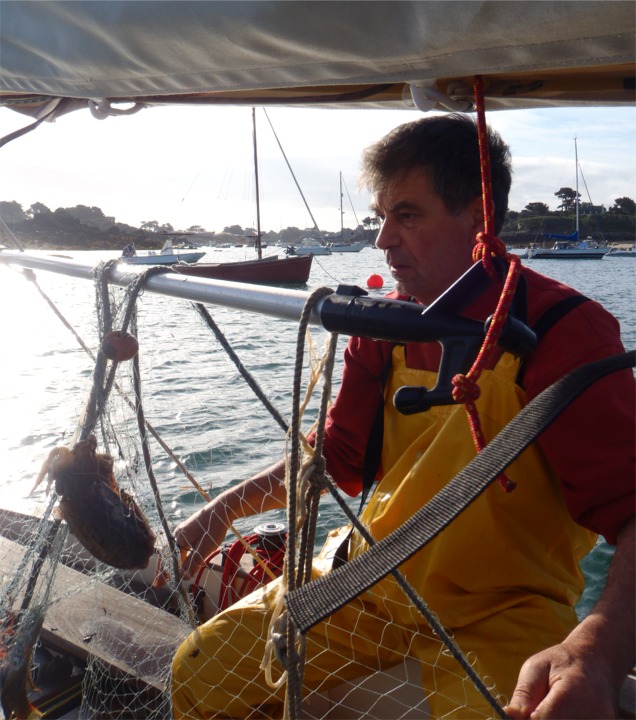 Une gaffe accrochée sous la bôme permet de nettoyer facilement le filet. Ici, c'est une petite seiche qui était venue se réglaer d'un joli rouget qui s'est laissée prendre. On apprécie le cockpit autovideur pour nettoyer à grande eau l'abondance d'encre qu'elle nous laissera au fond du cockpit. 