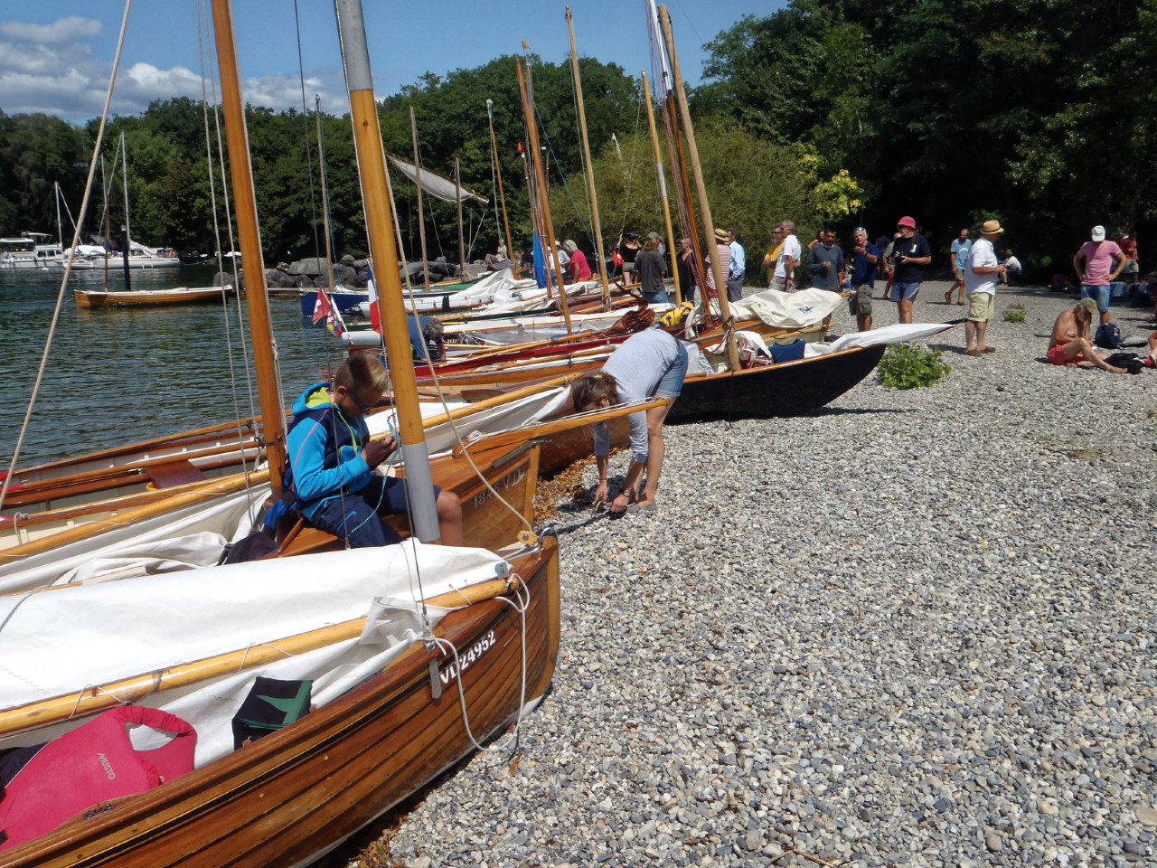 Le dimanche matin, course à l'aviron, dans laquelle Martial et Van se classeront très honorablement (ne me demandez leur place), mais dans laquelle Eolo et Gandalf ratent le départ, puis nous montons à quelques milles vers l'Est pour un pique-nique sur la plage. 