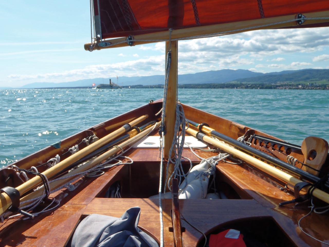 J'ai failli chavirer et je n'ai toujours pas compris ce qui m'est arrivé : un trou de vent ou une micro-tornade, je ne sais pas ! Je marchais au près avec toute la toile, à la limite de prendre mon premier ris, et le vent a soudain disparu, puis est revenu d'un coup au bout d'une diziane de secondes, et Gandalf s'est couché au point de se remplir à moitié avant que j'arrive à le récupérer. J'ai aussitôt affalé et écopé, mais mon appareil photo n'a pas aimé le bain. Il remarche après séchage, mais l'objectif garde un souvenir brumeux de ces événements... 