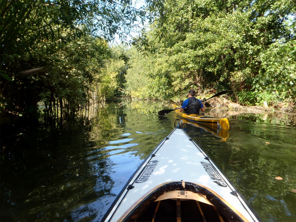 Je suis all&eacute; &agrave; Amiens, pas bien loin de Clairoix, rendre visite &agrave; Guillaume et faire un petit tour sur les c&eacute;l&egrave;bres hortillonnages, qui ne sont pas partout les jardinets mara&icirc;chers de l'image d'Epinal (un peu plus loin de Clairoix). Vous avez bien vu, je suis &agrave; bord d'un kayak Nautiraid. En effet, "Gandalf" est rest&eacute; &agrave; Paimpol, j'en parle un peu plus loin, mais ce n'est pas la raison pour laquelle je teste un kayak Nautiraid : &agrave; suivre ! 