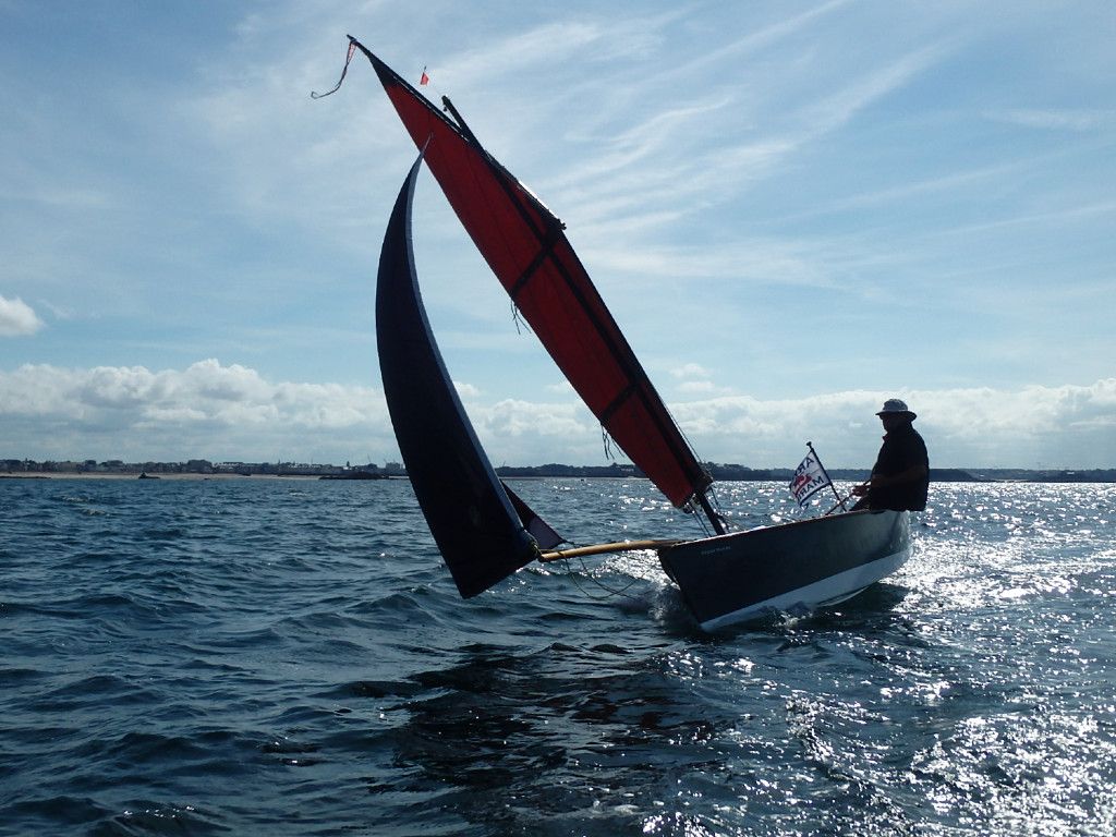 Nous nous mettons ensuite en route vers le havre de Rothéneuf, où nous avons prévu d'aller passer la nuit. Pierre fait cette photo très dynamique alors que je prends un bon coup de gite sur Let's Goat. 