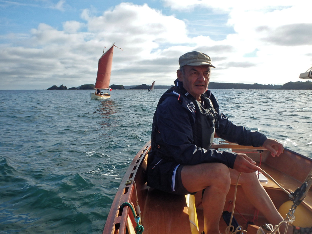 Jacques à la barre de son Goat Island Skiff "Mor Goat". C'est le Mounouf de Benoit que l'on aperçoit derrière et on voit aussi Truk sur son épaule. 