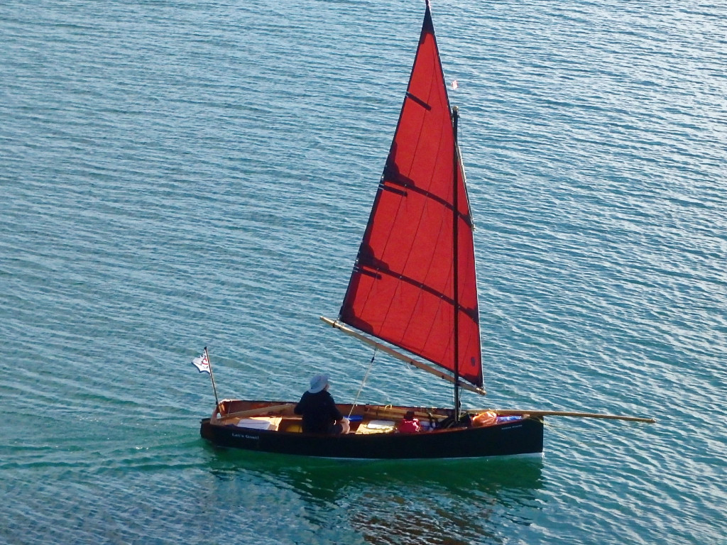 Les photos d'Hervé prises avec son drone nous ont habitués à cet angle de vue ! Notez au passage comme le contrejour fait ressortir la structure de la misaine. 