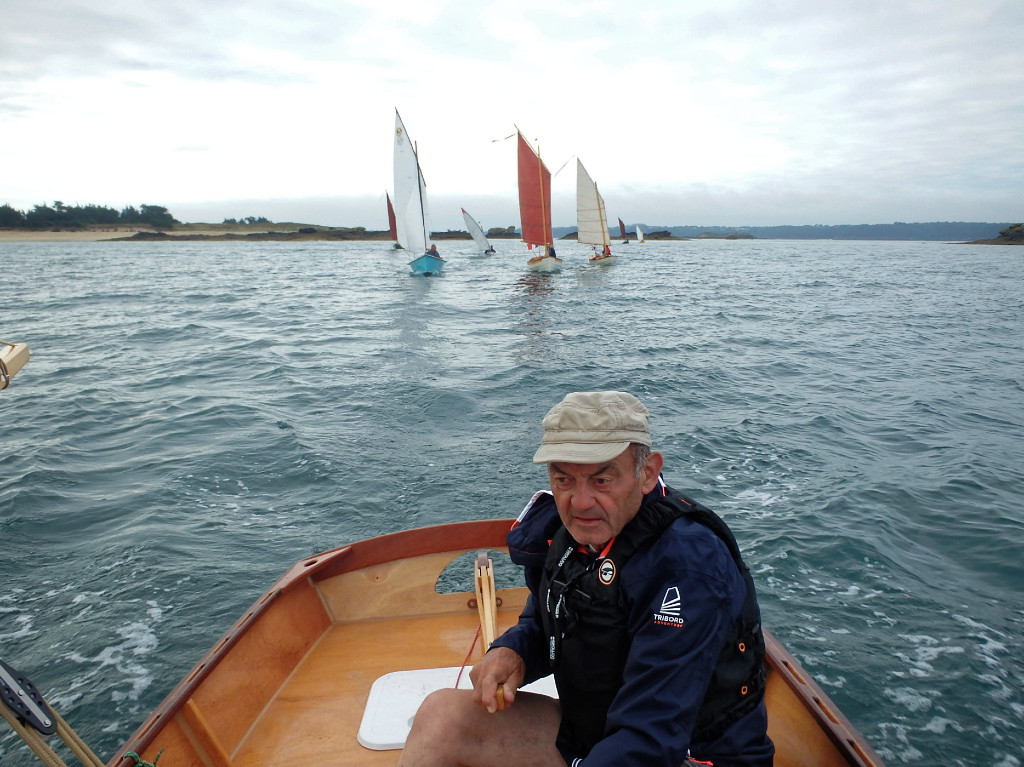 Jacques à la barre de Mor Goat, et Pierre fait la navigation et guide la flottille dans ce rase-caillou matinal. Alban nous a quitté un peu plus tôt car il devait être rentré en fin de matinée. 