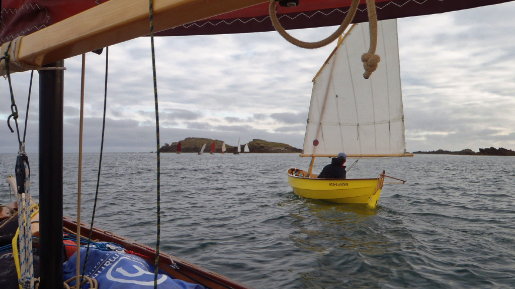 Dominique sur son Skerry "Highlander". Entretemps, Dominique a vendu Highlander et se construit un nouveau bateau : le V448 d'Eric Henseval. Nous sommes fort curieux de découvrir ce bateau l'an prochain ! 