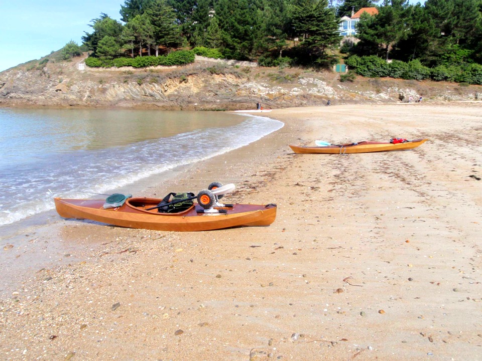 Frédérique et Michel nous envoient les cinq images suivantes, prises cet été pendant les premiers essais en mer de leur Wood Duck 12 (ici au premier plan) et de leur Shearwater 14, en Finistère sud. 