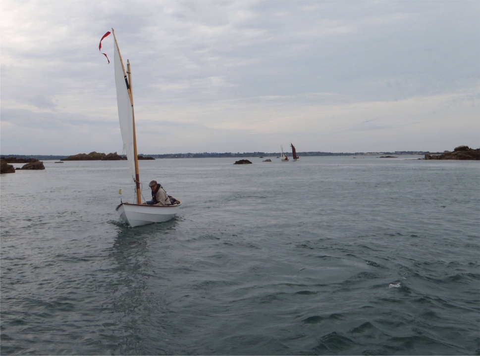 Navigation tranquille vers Bréhat avec le jusant, et nous coupons à travers les cailloux sous Men ar Gall pour entrer dans l'anse de La Corderie, qui sera notre mouillage pendant ces trois jours. 