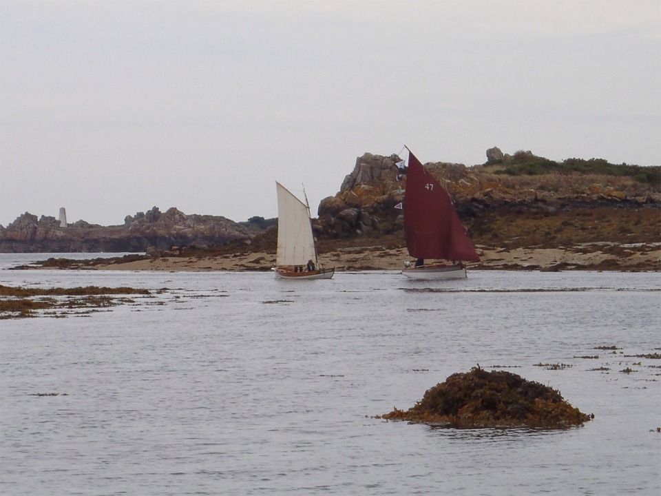 Thema et Anouket zigzaguent entre les bancs de roche pour trouver la vingtaine de centimètres d'eau nécessaire à leur passage. La toute petite brise nous déhale assez lentement pour qu'il n'y ait pas de vrai risque de casse en cas de talonnage.