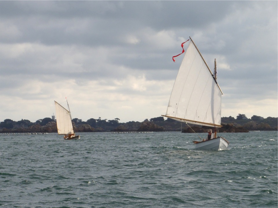 Le samedi matin, nous reprenons la route de Lézardrieux pour aller accueillir trois autres Skerry : Chasse-Marée, Skerry 33 et Keleren. Un bon vent de Nordet nous pousse vent arrière. 