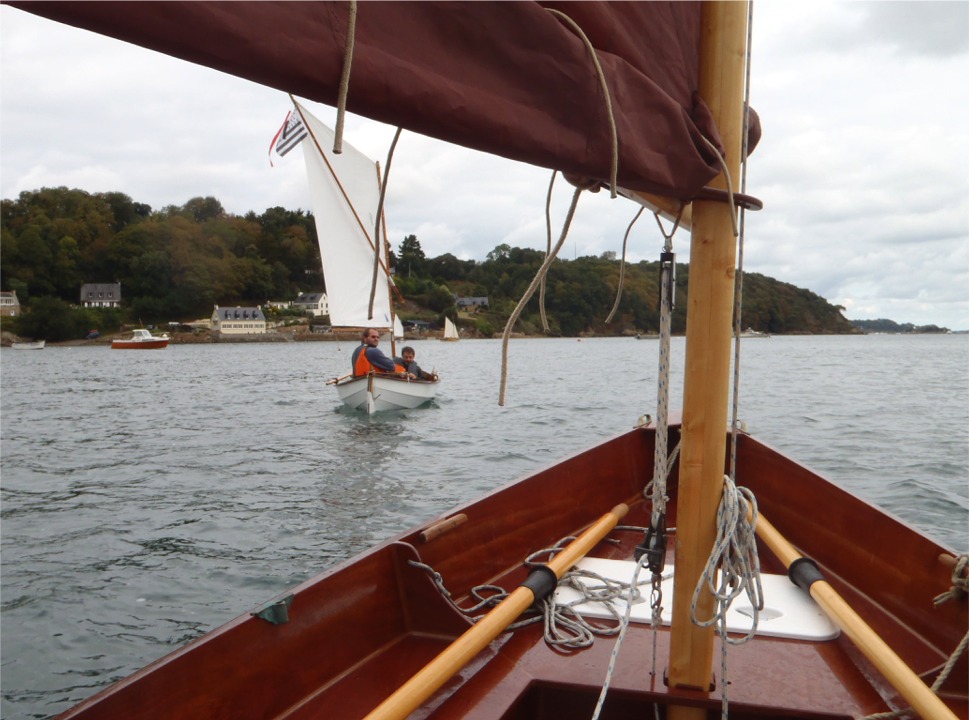 Nous avons retrouvé les autres Skerry et redescendons le Trieux. Devant c'est Keleren, avec Denis à la barre et Alain à l'avant. On distingue les voiles de La Marie Pupuce et Anouket loin devant. 