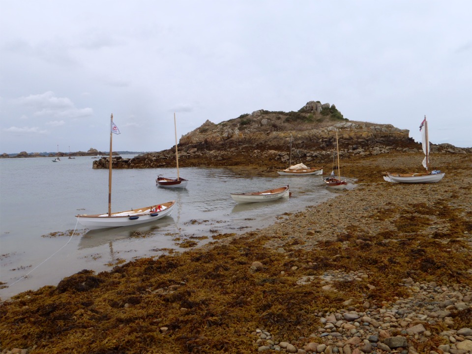 Les six Skerry sur la grève, coté Nord de l'entrée de la Corderie. Thema est au mouillage. 