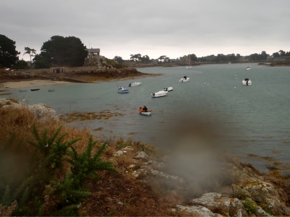 La météo nous l'avait annoncé : vent de secteur Est de 20 à 30 neuds avec une grosse pluie : les conditions sont loin d'idéales pour retraverser jusqu'à Lézardrieux. Nous avons considéré laisser les bateaux mouillés sur une grève abritée pour revenir les chercher un prochain week-end, mais décidons finalement de traverser. Heureusement, la pluie s'arrête et le vent mollit considérablement en fin de matinée, ce qui n'avait pas été annoncé. 