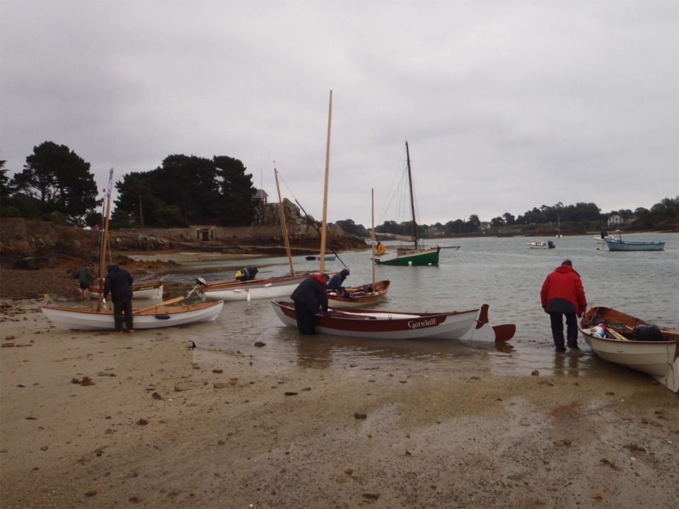 Nous chargeons et gréons les bateaux alors que mon frère Gilles est venu nous chercher avec son Reder Noz pour faire bateau sécurité et remorqueur si besoin. 