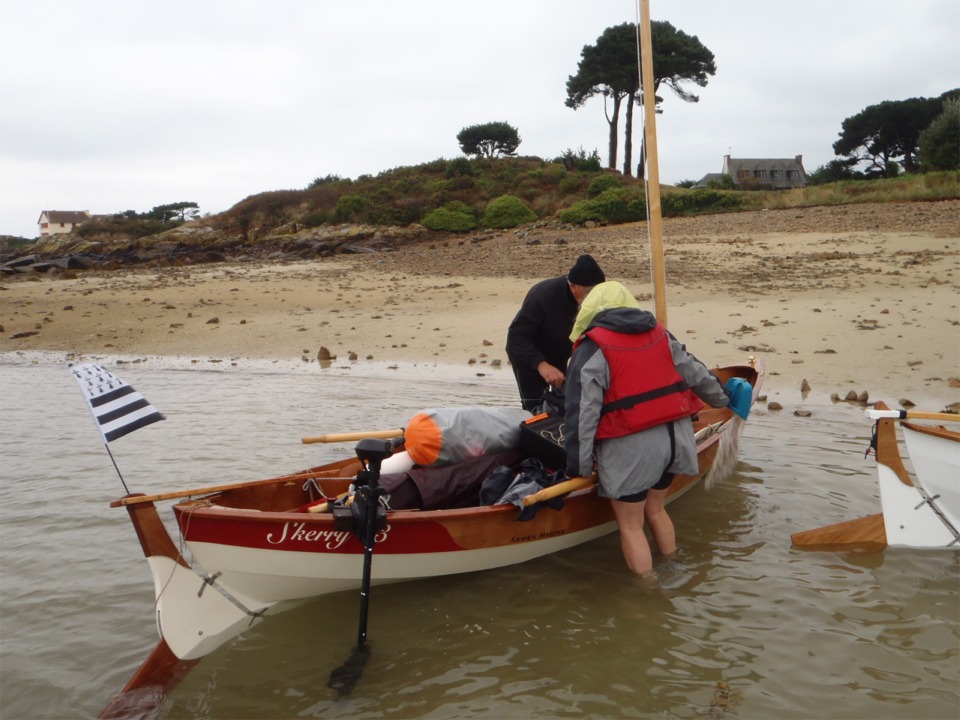 Patrick termine le chargement de Skerry 33 : c'est étonnant le bazar qu'il faut pour un week-end de voile en semi autonomie (Patrick a insisté pour dormir sous la tente malgré le temps !) 