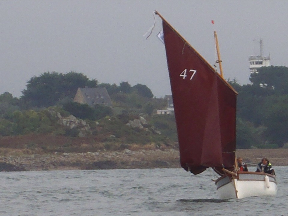 Pierre a pris deux de ses trois ris sur Thema, que l'on voit ici à la sortie de La Corderie avec le Sémaphore de Bréhat en arrière-plan. 