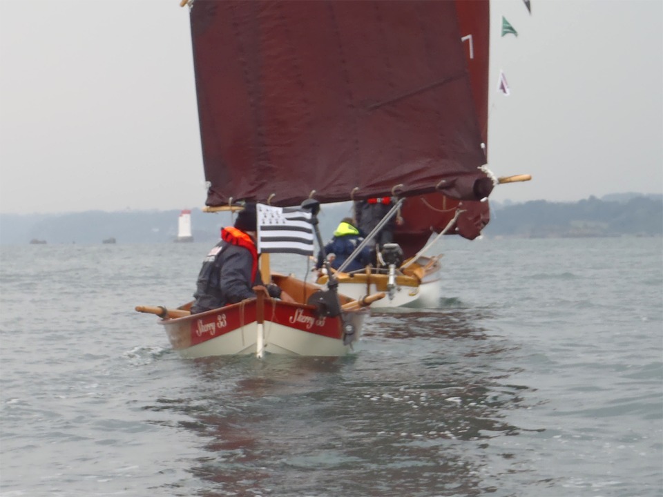 Skerry 33 et Thema. On aperçoit le phare blanc à tête rouge de La Croix. 