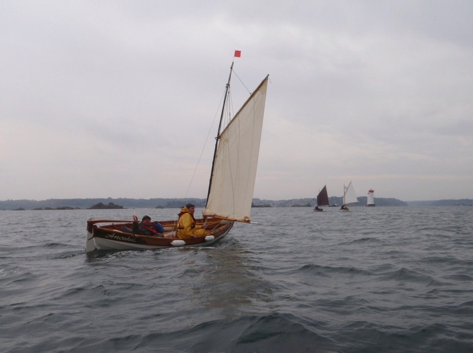 Ludo et Hubert sur Anouket, toujours très photogénique. Skerry 33 et La Marie Pupuce sont devant.