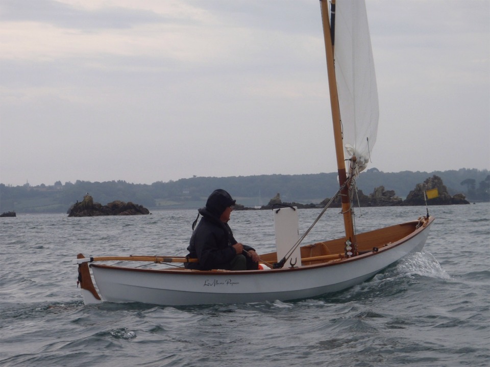 Jolie vague d'étrave sur La Marie Pupuce. 