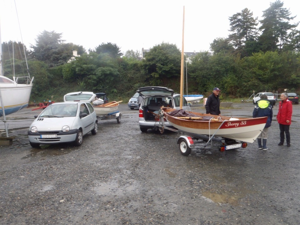 Ca y est, les bateaux ont retrouvé leur remorque et chacun se prépare à prendre la route. Notez la puissante berline de Didier qui remorque Chasse-Marée, à gauche... C'est bien d'avoir des bateaux légers ! 