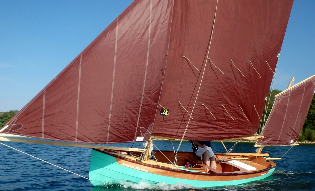 J'ajoute deux superbes photos de Silmaril envoyées par Pierre, qui font maintenant partie de la page "Le mardi c'est Skerry" : en fait le mardi c'est aussi Silmaril ! J'en profite pour vous rappeler que ce bateau est à vendre. 