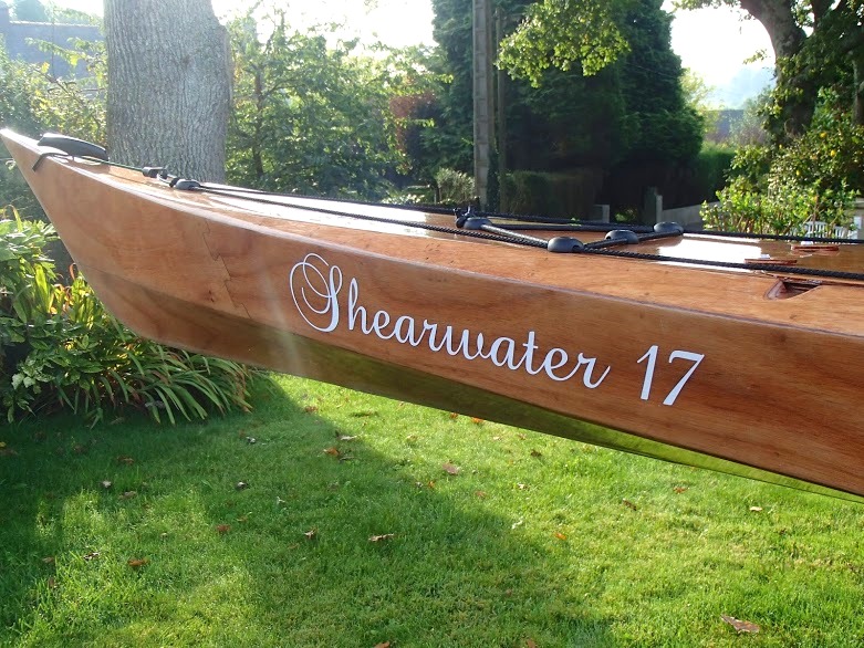 Le gr&eacute;ement de pont est mont&eacute; et un magnifique lettrage est pos&eacute; pour affirmer l'identit&eacute; du nouveau kayak ! 