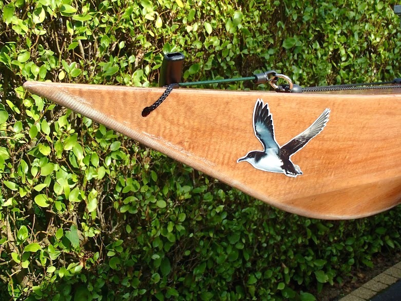 Didier a appos&eacute; l'image d'un "Puffin des anglais" (Puffinus puffinus), qui s'appelle Shearwater en anglais. J'ai entendu dire que, jadis, les marins de nos c&ocirc;tes avaient une affection particuli&egrave;re pour cet oiseau et s'&eacute;criaient joyeusement : "Puffin d'anglais !" &agrave; chaque fois qu'il en apercevaient un... 