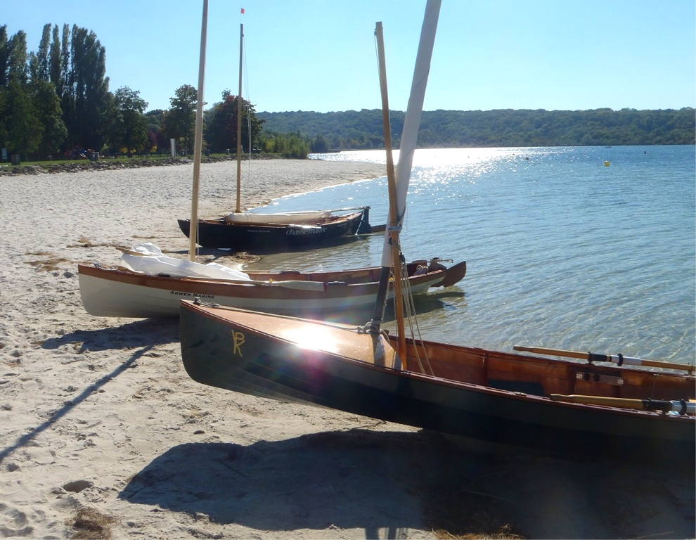On peut aussi transporter ainsi un bateau sur la remorque et un autre sur la voiture, et c'est ce que je fis ce jeudi, car Ludo souhaitait essayer le Skerry Raid et moi la Yole de Chester &agrave; voile. Pierre &eacute;tait venu avec Atipik afin de comparer les options de plan de d&eacute;rive et de gr&eacute;ement prises sur sa propre yole. 