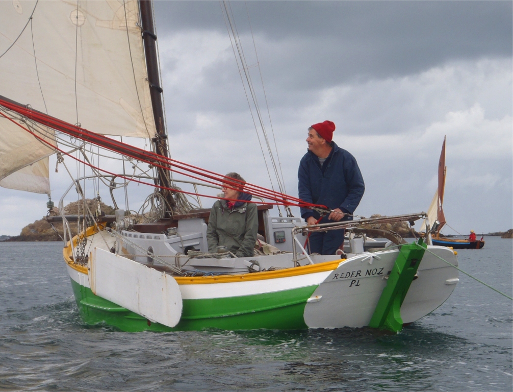 Mon frère Gilles et son épouse Mireille nous rejoignent à bord de Reder Noz, que Gilles avait construit du temps où il terminait son apprentissage chez Auguste Tertu. 