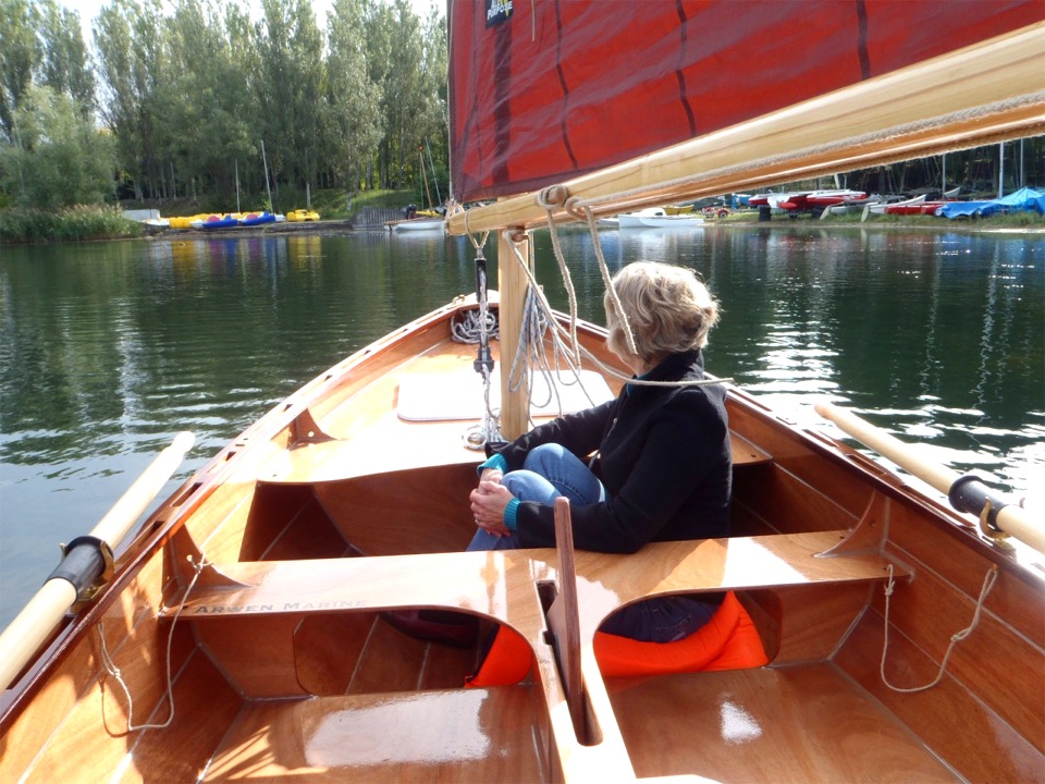Mon &eacute;pouse a aussi &eacute;t&eacute; conquise par Silmaril, alors que sa passion pour les petits bateaux est nettement plus mod&eacute;r&eacute;e que la mienne. L'absence de clapot et donc d'embruns sur ce plan d'eau y est sans doute pour quelque chose : un bon point pour les plans d'eau int&eacute;rieurs ! Apr&egrave;s quelques essais, elle a trouv&eacute; le coin le plus abrit&eacute; du bateau, dans la petite "baignoire" &eacute;troite au pied du m&acirc;t. 