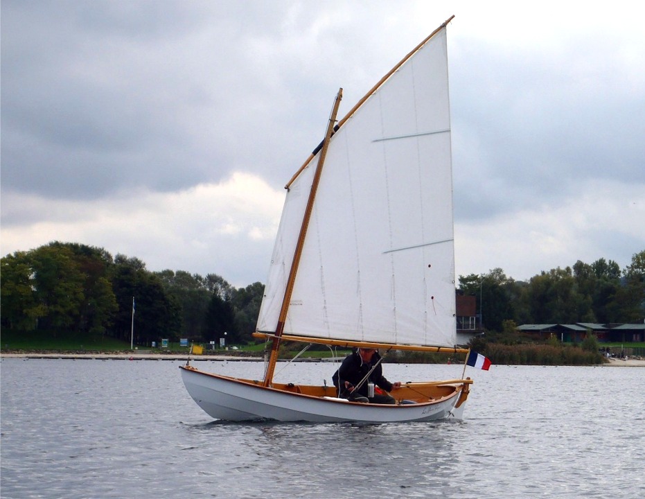 Ce qui nous d&eacute;partage en r&eacute;alit&eacute; est le hasard des ris&eacute;es et celui des algues dans la d&eacute;rive et le safran... En effet, le plan d'eau de Jablines-Annet est peupl&eacute; dans certains coins de bosquets d'algues qui viennent presque jusqu'&agrave; la surface et se coincent dans les appendices de ceux qui ne connaissent pas le plan d'eau. G&eacute;rard testait ses toutes nouvelles lattes : sa voile avait &eacute;t&eacute; coup&eacute;e dans un tissu trop l&eacute;ger pour une voile au tiers et elle s'est pr&eacute;matur&eacute;ment d&eacute;form&eacute;e &agrave; cause des &eacute;tarquages requis par ce type de voile. Du coup, sa chute fasseyait et la voile portait mal. G&eacute;rard a donc cousu deux fourreaux pour des lattes longues et souples qui font merveille. 