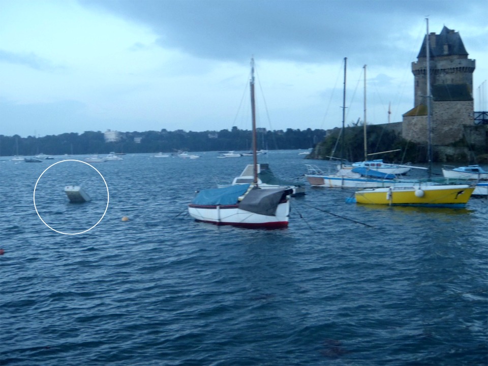Me voici &agrave; Saint-Servan, au pied de la tour Solidor, et j'ai fait cette photo (un peu matinale pour la lumi&egrave;re) &agrave; la pleine mer : grande mer de 109, et cet Optimist est mouill&eacute; un peu court... 