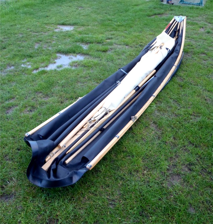 Nautiraid est l'h&eacute;riti&egrave;re de la soci&eacute;t&eacute; fond&eacute; par Jean Chauveau en 1936 &agrave; Saint-Cloud pour produire des kayaks pliants (structure l&egrave;g&egrave;re en fr&egrave;ne et peau en textile enduit). La gamme s'est &eacute;largie pour inclure &agrave; une &eacute;poque des canots &agrave; moteur et des voiliers, tous pliants. Nautiraid ne fabriquait plus que les kayaks et des annexes pliantes, et ce canot marque donc le retour de la soci&eacute;t&eacute; vers la voile. Ne manquez pas l'excellent historique Chauveau visible sur le site Kayak Univers, ni le site web Nautiraid, bien sur.