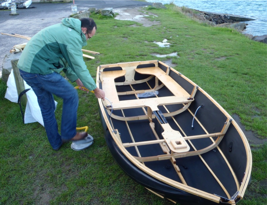 Guillaume vient d'ins&eacute;rer les trois couples et le tableau arri&egrave;re, les si&egrave;ges et le banc d'&eacute;tambrai, et il gonfle les "stabilairs", poches gonflables ins&eacute;r&eacute;es entre les deux peaux sur les cot&eacute;s du canot. Il manque encore les planchers pour compl&eacute;ter le canot. Les stabilairs tendent la peau et assurent une partie des r&eacute;serves de flottabilit&eacute; du canot. 