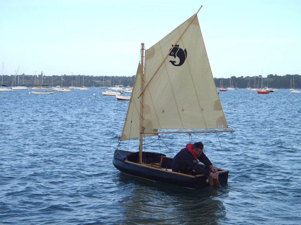 Voici la raison de ma pr&eacute;sence &agrave; Saint-Servan, puis &agrave; Saint-Suliac sur la Rance (c'est &eacute;tonnant le nombre de communes nomm&eacute;es Saint-X ou Saint-Y dans les environs). Il s'agit d'un prototype de canot &agrave; voile produit par la soci&eacute;t&eacute; Nautiraid, dont les essais et la mise au point sont tr&egrave;s avanc&eacute;s. Il a d'ailleurs d&eacute;ja &eacute;t&eacute; pr&eacute;sent&eacute; aux Tonnerres de Brest 2012, et plus r&eacute;cemment au Grand Pavois de La Rochelle. Vous pourrez aussi le voir au Nautic de Paris en d&eacute;cembre. Nautiraid m'a propos&eacute; de distribuer ses produits, et de participer &agrave; la mise au point finale de ce canot, qui n'a pas encore &eacute;t&eacute; baptis&eacute;. Me voici donc &agrave; l'oeuvre, occup&eacute; &agrave; baisser le safran en pr&eacute;lude &agrave; quelques bords sur la Rance. 