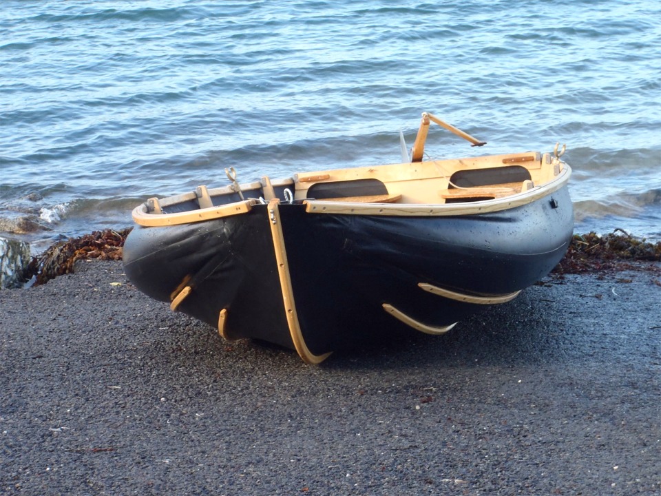 Et voil&agrave; ce que cela donne. La quille sera doubl&eacute;e d'une bande-molle nylon dans la version finale du canot. 