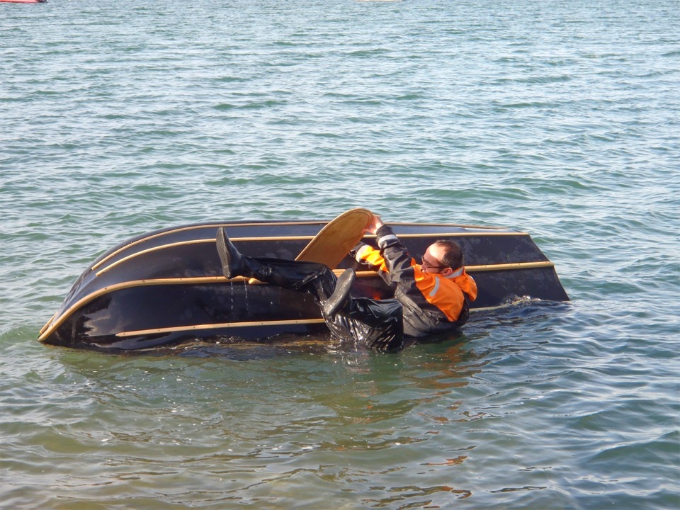 A l'unanimit&eacute; moins une voix (la sienne), Guillaume a &eacute;t&eacute; d&eacute;sign&eacute; volontaire pour les essais de redressement et de flottabilit&eacute;. Le redressement est un peu laborieux, du fait de la grande stabilit&eacute;, que l'on retrouve &agrave; l'envers, mais tout &agrave; fait faisable comme nous le d&eacute;montre Guillaume avec brio (qui &ccedil;a?) 