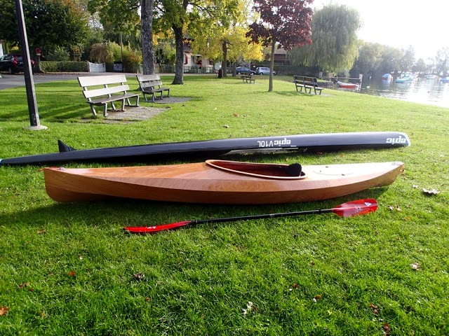Arjan nous envoie les quatre images suivantes des premiers essais du Wood Duck 12 qu'il vient de terminer. Le voici sur la rive du L&eacute;man &agrave; cot&eacute; d'un surf ski Epic V10L (6.50 m par 43.4 cm contre 3.66 m par 76 pour le Wood Duck 12, le programme est un peu diff&eacute;rent...) 