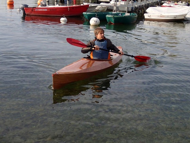 Contrairement &agrave; l'habitude, Arjan a choisi un pontage central en okoum&eacute;, au lieu du sapelli, nettement plus rouge, que l'on voit d'habitude sur le pont des Wood Duck et des Shearwater. 