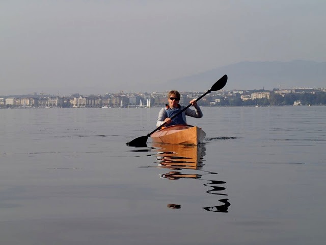 Arjan nous &eacute;crit "It was great autumn weather this weekend, and we paddled almost 40 km in 2 days. For such a short and rather wide kayak, the speed is quite good and it tracks very well." En fran&ccedil;ais : nous avons couvert 40 km &agrave; la pagaie sur deux jours. Pour un kayak aussi court et large, la vitesse est plut&ocirc;t bonne et il tient tr&egrave;s bien sa route (nota bene : s'il &eacute;tait en compagnie du V10L visible ci-dessus, c'est tr&egrave;s &eacute;logieux...) 