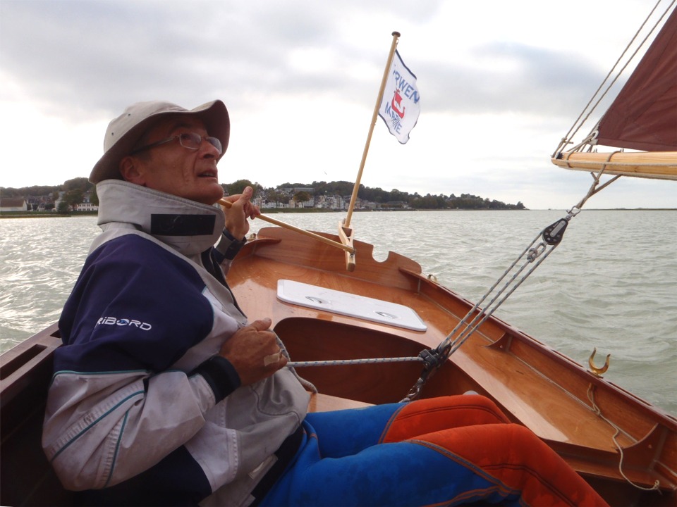 Pierre, qui est l'auteur de la quasi-totalité des superbes photos présentées sur cette page, teste la position assise sur le ballast au vent, devant le banc transversal arrière. 