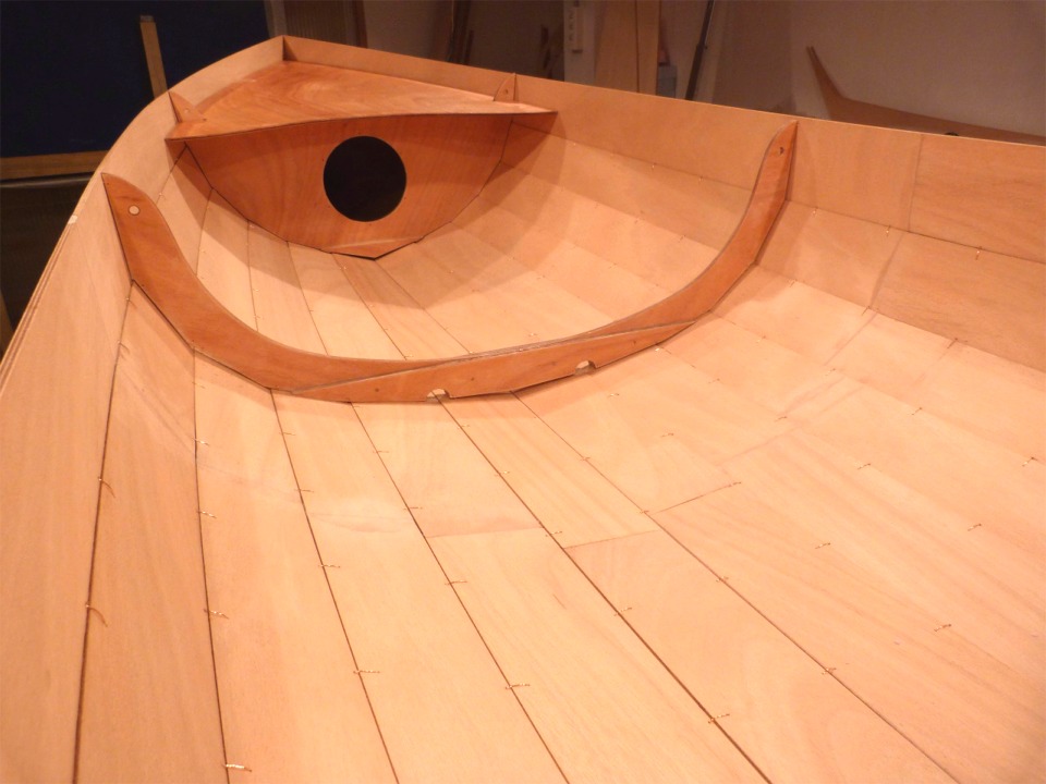 J'ai d&eacute;lib&eacute;r&eacute;ment omis les sutures de part et d'autre de la ligne de quille, aussi bien sur les membrures que sur les cloisons, car si on les met en place et qu'on les serre &agrave; fond afin de plaquer le bord&eacute; dessus, on risque de cr&eacute;er des d&eacute;pressions dans la ligne de quille. Il m'est arriv&eacute; une fois de passer des heures &agrave; passer les sutures, &agrave; les serrer, &agrave; les casser en les serrant trop, &agrave; les repasser, etc, et de finalement tout couper apr&egrave;s avoir retourn&eacute; la coque et d&eacute;couvert une ligne de quille agr&eacute;ment&eacute;e de deux d&eacute;pressions marqu&eacute;es sur les membrures. 